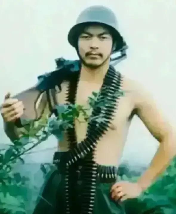 1979年，两名战士在打扫战场时，被越军狙击手枪杀，刘三毛大怒，他趴在水坑中，一