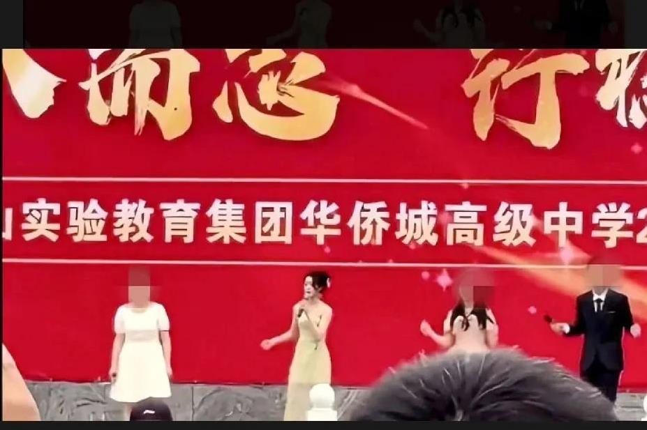 【#黄杨钿甜艺考成绩被网友质疑有水分#】#专业人士称黄杨钿甜献唱视频唱得差#近日