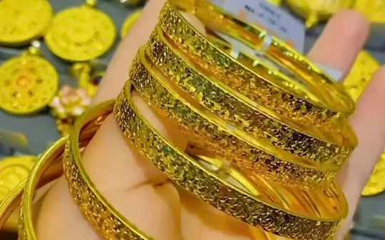 女子将一袋金首饰遗忘两年，想起来时，黄金已经涨到天价，出手就狂赚了上千万