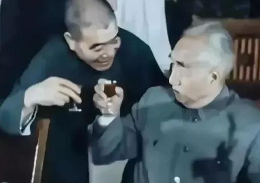 1978年国庆宴会，陈永贵敬酒徐向前，温暖瞬间。



这张定格在1978年国庆