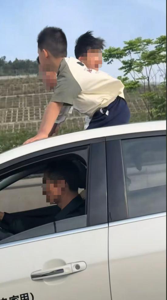 惊险一幕！3名男孩行驶途中从天窗探出身体，交警介入核查  