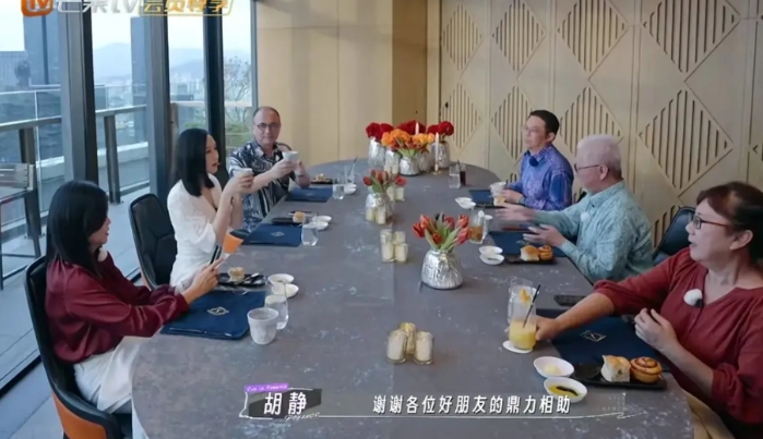董力被吐槽真不冤

导演问朱兆祥:“会不会很多人约你吃饭，是因为想看静姐？”
