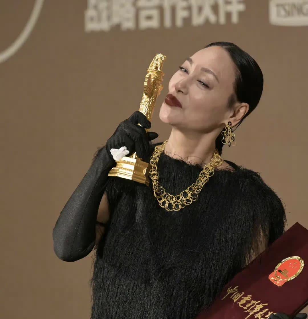 我有一种预感，
惠英红以后很难嫁人了。
不是她年纪大了，也不是她没有人追，而