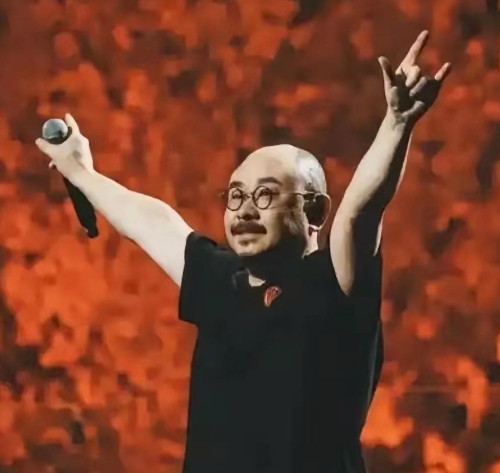 刀郎巡演火出圈，新疆歌迷盼归乡

刀郎全国巡演火得一塌糊涂！原本以为新疆是收官之