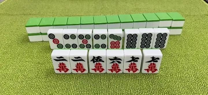 刚刚有主播讲，此牌须打7万，虽说打牌无对错，但是打7万我是不认可的，听我细细讲来