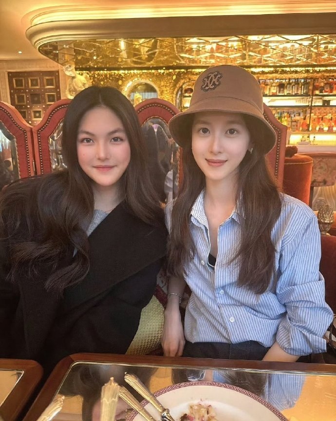 王诗龄毕竟是李湘花重金亲手培养的骄傲，和刘强东夫人章泽天合影不落下风，尽显贵族气