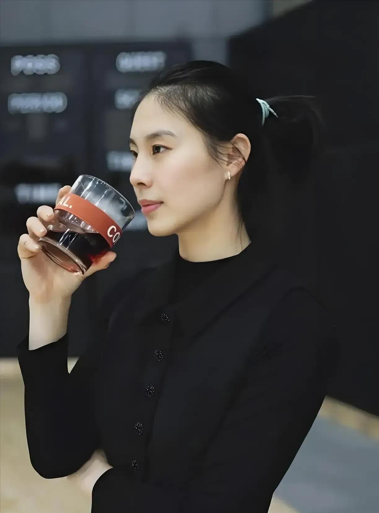 “把个人的亚洲杯奖金全部捐给青训基地”，一般人很难做到，但是女篮队员王思雨做到了