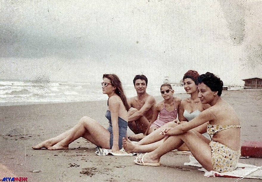 70年代，伊朗海滩的泳装美女。
