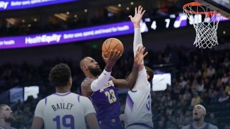 NBA常规赛：东契奇大三双，湖人客胜爵士！