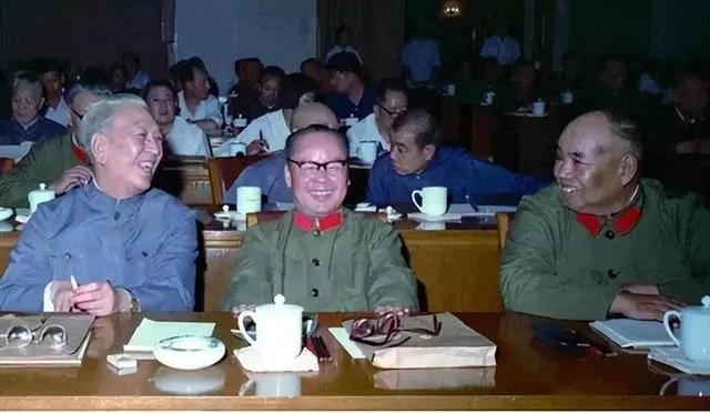 许世友和一人隔着韦国清上将喊话。这个人可不简单，也练就了一身武艺，他的父亲绰号双