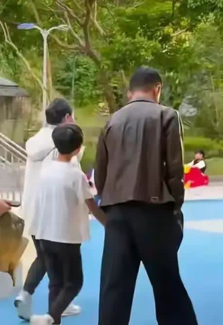 汪小菲，
懒理s家关于扫墓，
左一出，右一出，
的闹腾。
清明节带着霖霖