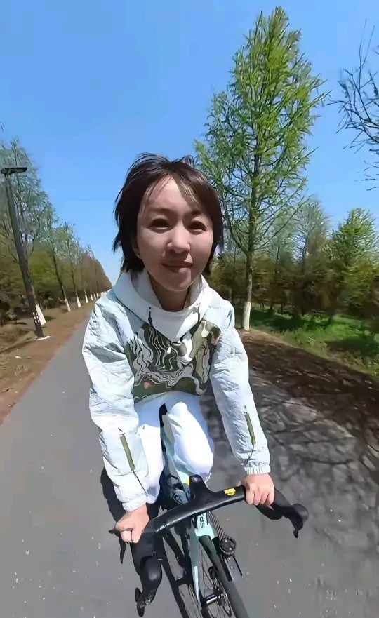 有网友说欧阳夏丹每一天都在拍摄短视频，内容都是很欢快的，不是锻炼就是在锻炼的路上