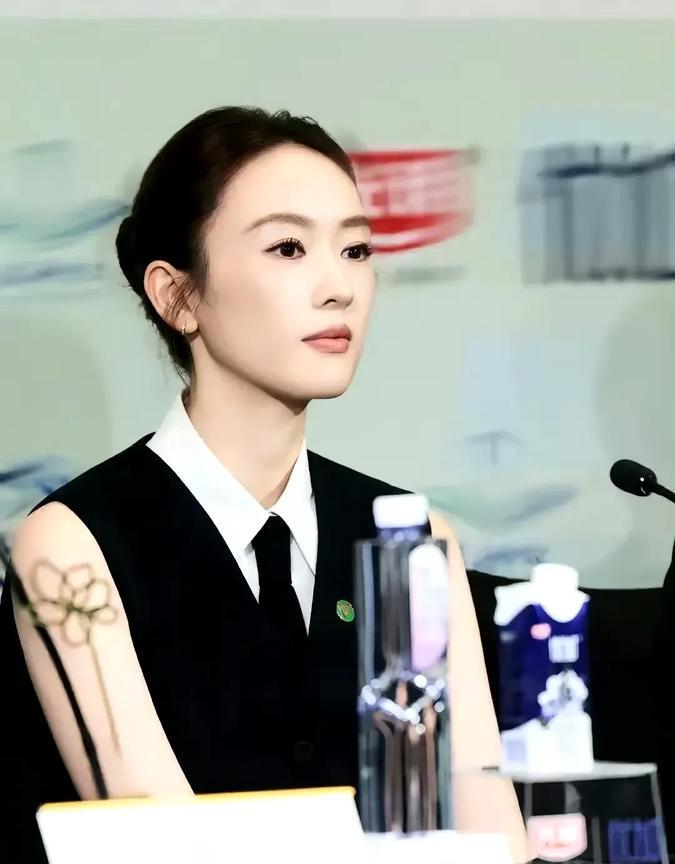 你们都在猜白玉兰视后是谁，而我却在疑惑为什么童谣当上了白玉兰奖评委！难道真的是选