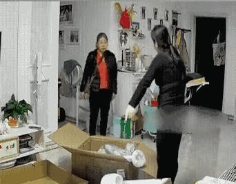 昨儿我表妹家那出戏又上演了，婆媳俩因为买东西又掐起来了。说是表妹拎着个大箱子回家
