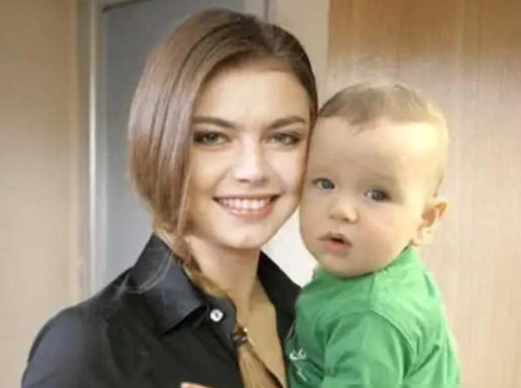 2009年，俄罗斯体操女皇卡巴耶娃在一家医院未婚先孕，生下了一个男婴。面对记者的