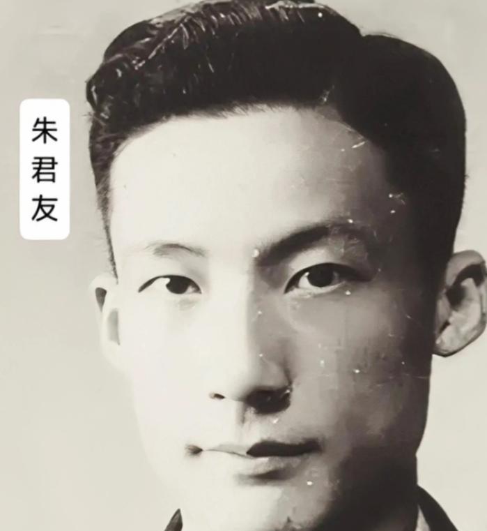 1949年秋，重庆渣滓洞监狱传来急促的脚步声。"朱君友，出来！"特务突然喊道。