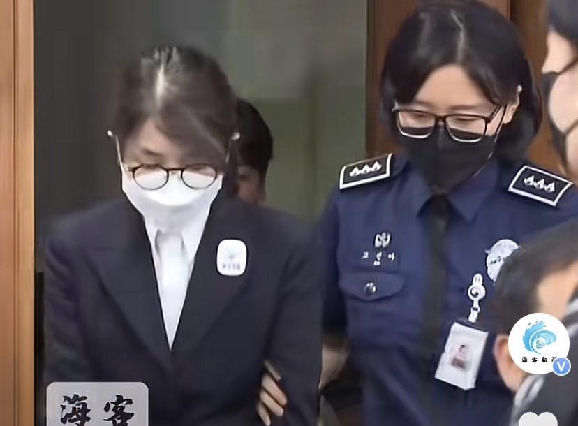 金建希首次出庭受审画面曝光！
金建希涉贪腐案今日开庭，被法警带入法庭，没戴手铐没