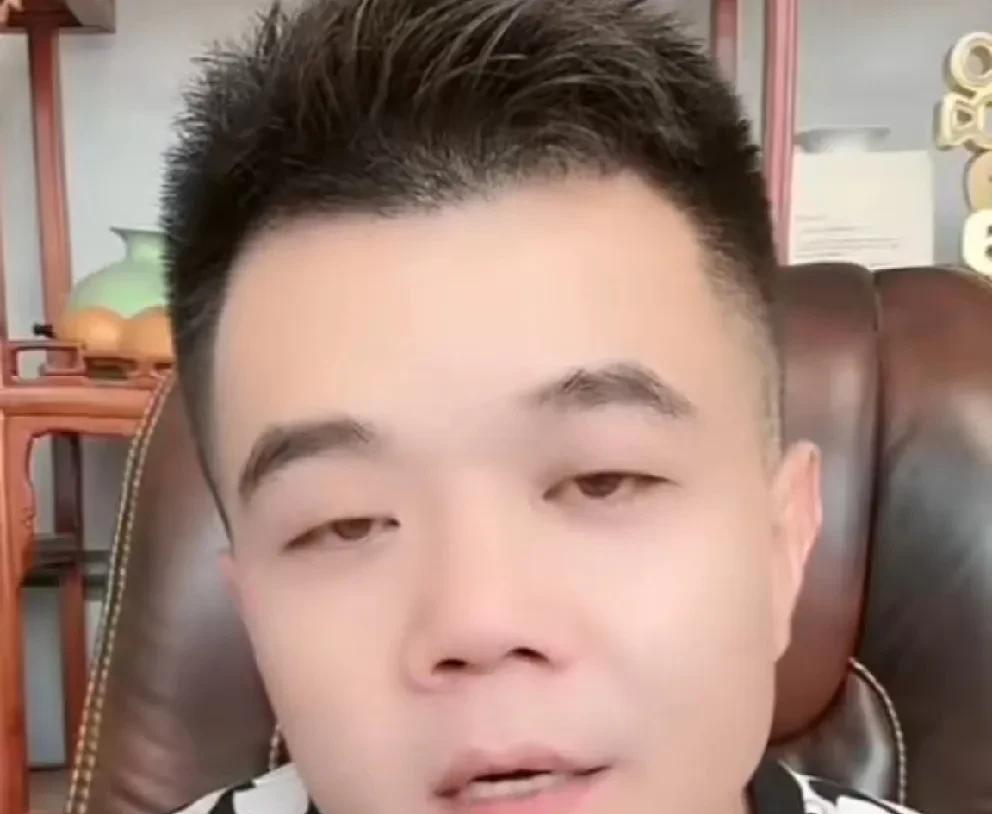 小胖点评刘二狗昨晚庆功宴就是展示肌肉，越来越像辛巴！
            那
