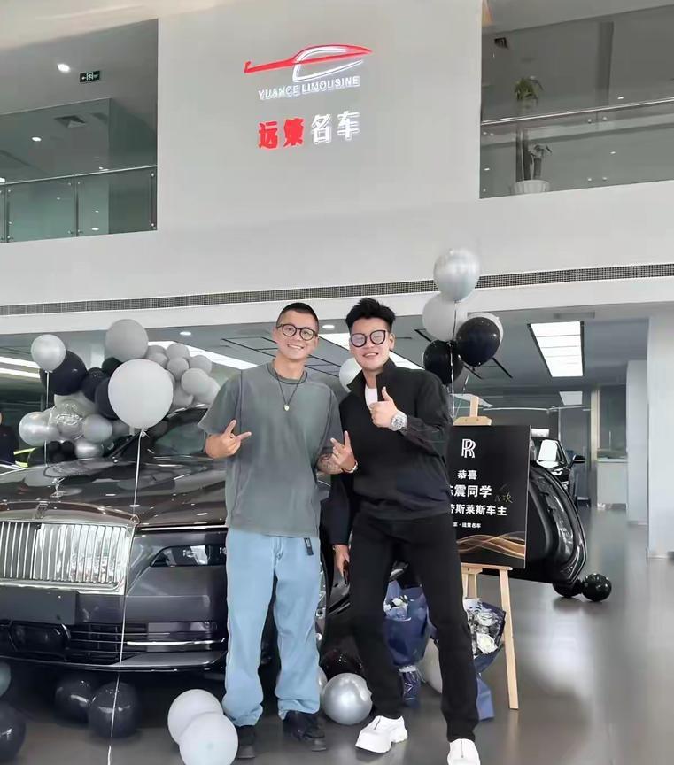 怪不得陈震这么容易挨骂呢！
当面一套 背后一套！
网友表示：
这个人每天不是出差