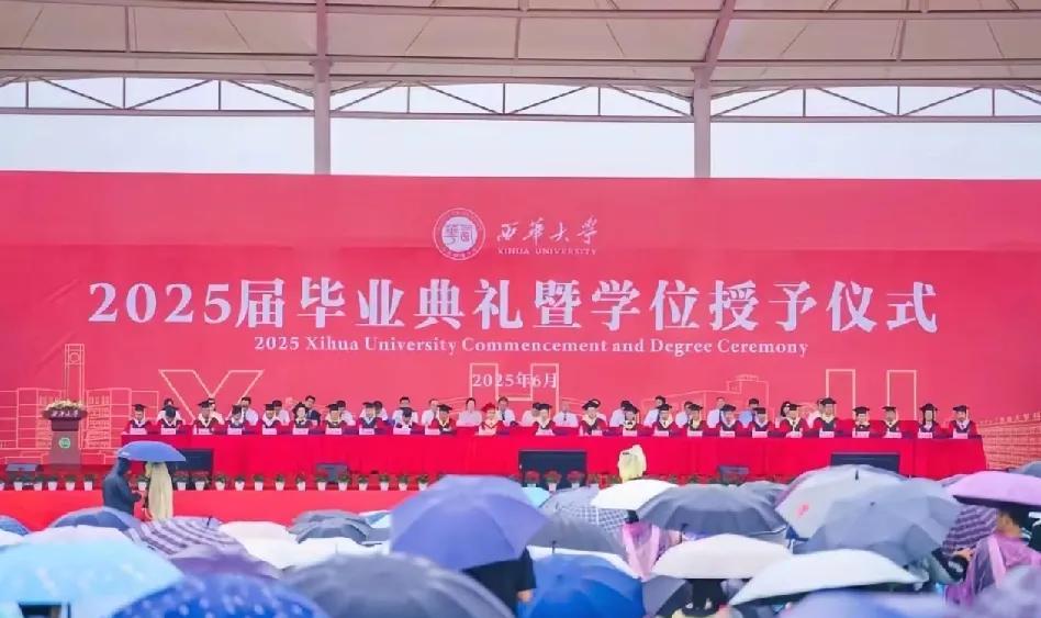 [胡瓜]喊校长下来淋雨的那个学生，你记住，大学那个平平无奇的老师，也许是你这辈子