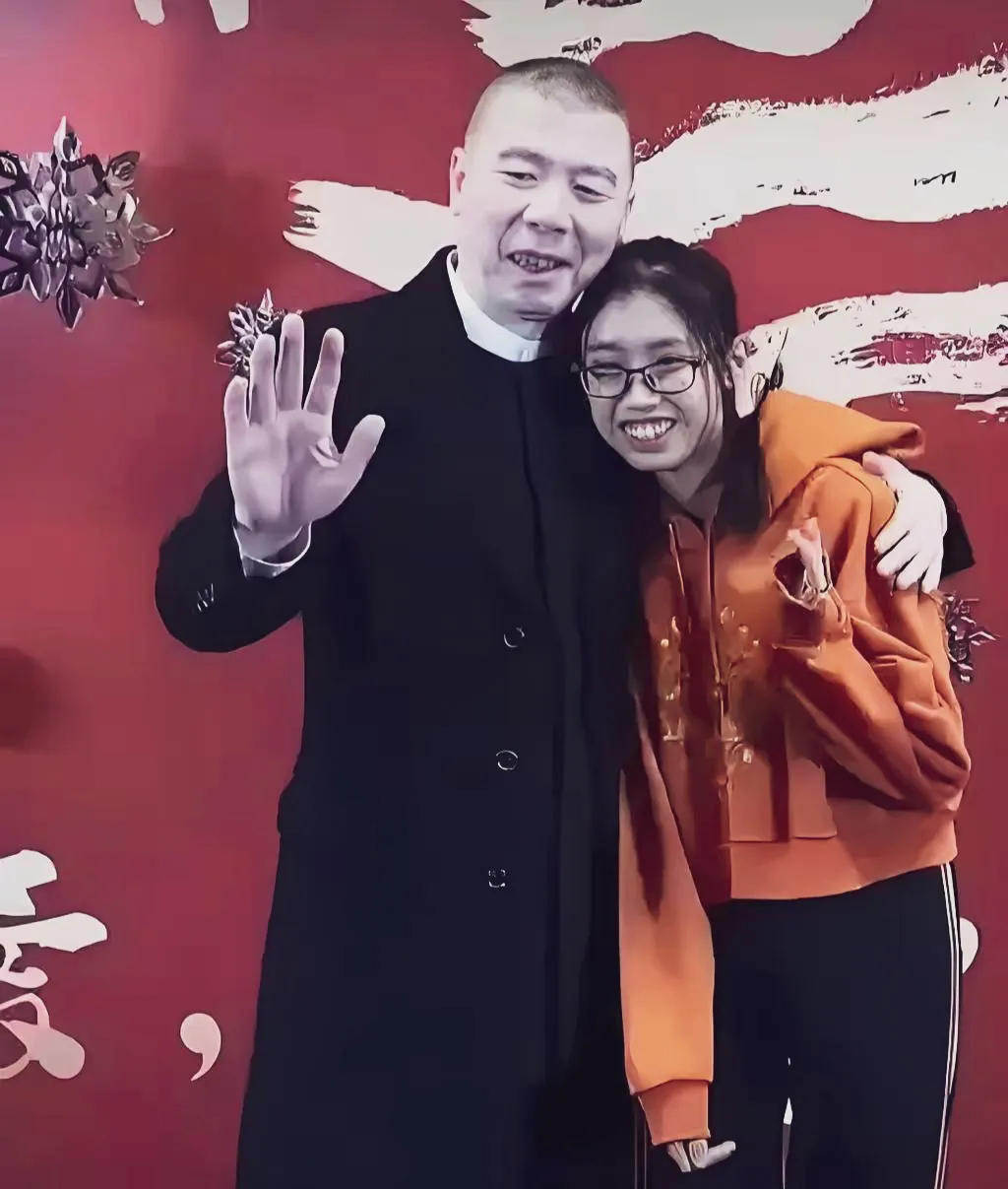 偶然刷到冯小刚和女儿的合照，这基因的强大，真的惊到我了！

照片里，父女俩并肩而