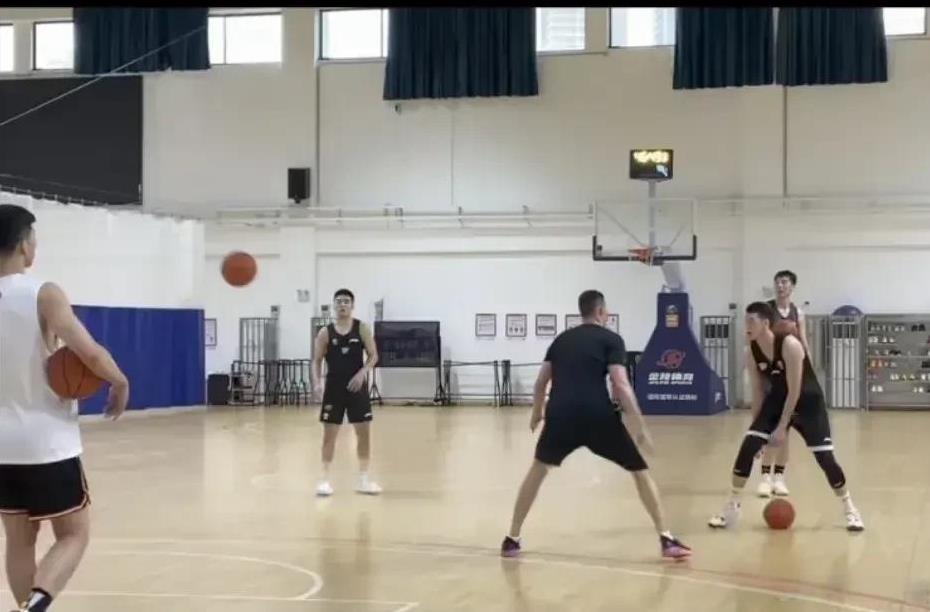 广东队要等到八月中旬才能集齐人马全员集训！
昨天在广州二沙岛，广东队参加训练的球