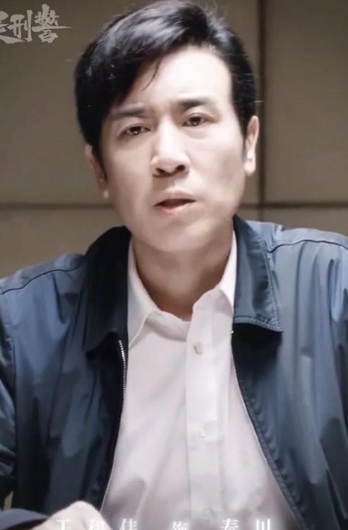 54岁于和伟高铁站“抽烟小插曲”，网友趣评：像在cos李乃文

在娱乐圈，54岁