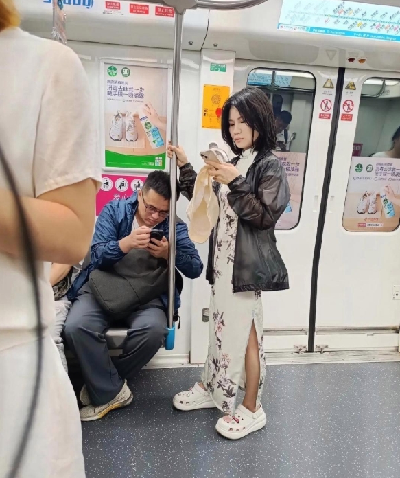这个简直就是一个眸子里刻出来的，怎么这么像呢？