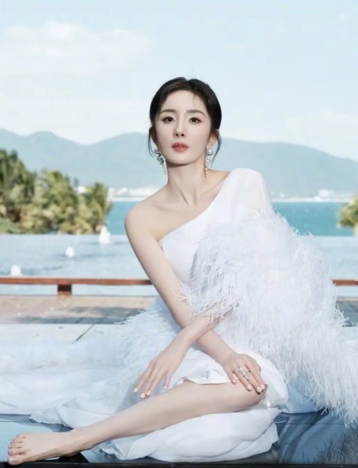 杨幂，脚比脸更符合美女的标准。
