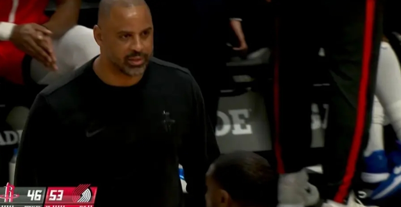 火箭主帅乌度卡真是怒火冲天！在今天火箭客场以102:103不敌开拓者的赛后采访中