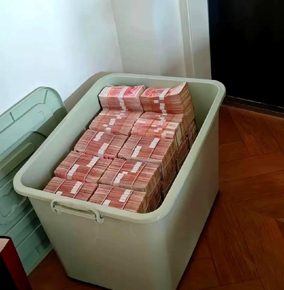 200万现金就这么点，一个小箱子都装不满，听着是不是很少？
但是很多人努力一辈子