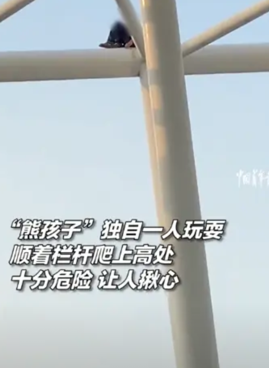 “此娃以后必成大器！”6月5日，广东深圳，一10多岁的小男孩玩心大起，竟独自一人
