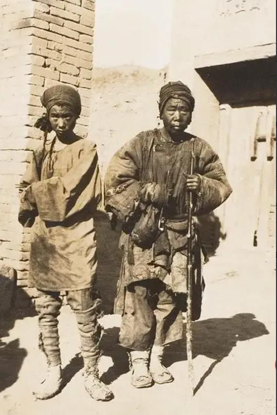 1937年，两名虚弱的红军战士来到甘肃镇原县，口口声声要见刘伯承。刘伯承刚一出来