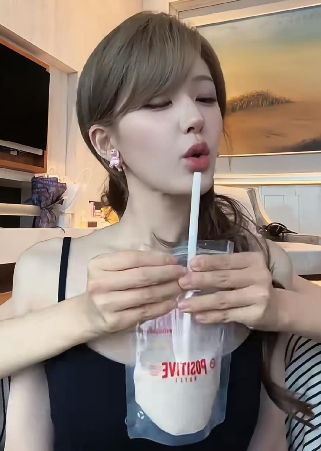 赵露思还会不会回内娱当演员呢？
现在每次看到她出现在大众视野里，基本都是在带货。