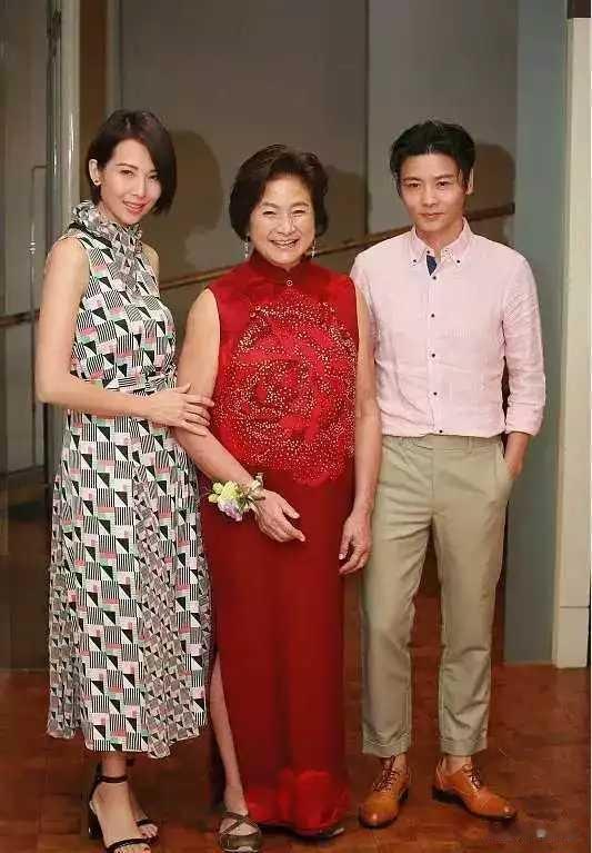 蔡少芬旁边的是郑佩佩还是林青霞？