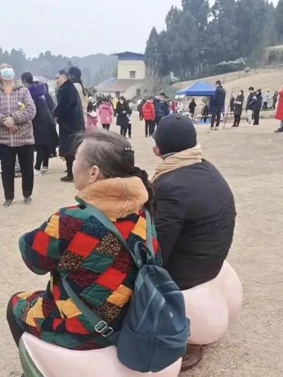 街头巷尾
广场公园
公交车上