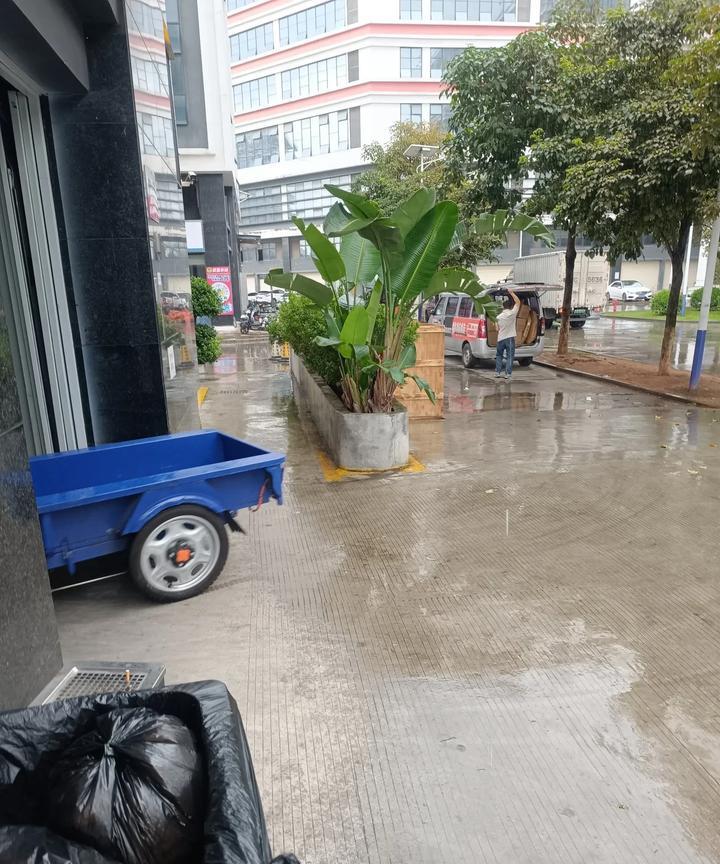 听我一句劝
沒事不要站在电梯口
就算躲雨也别站在电梯口
因为下一秒，你根本不知道