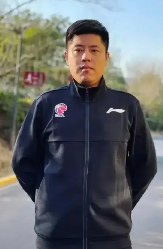 山西男篮制定出一套战胜广东的简易可行的战略战术:
   一、贴身防守，上身体！