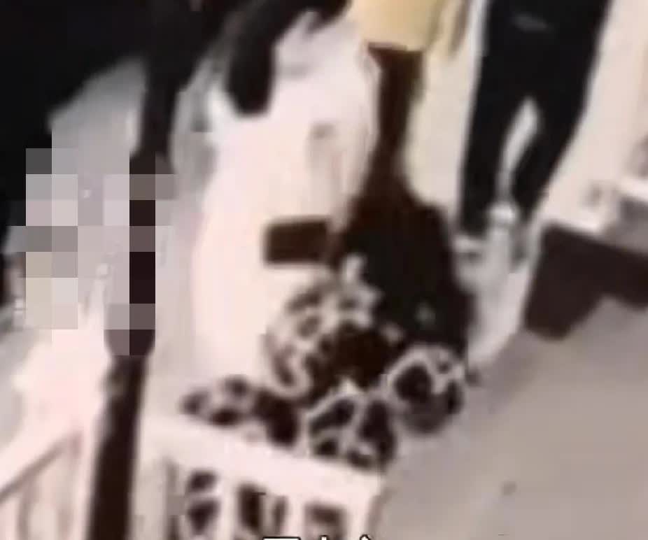 奇葩！女子吃完饭走路看手机下台阶时摔倒，竟向餐厅索赔6万多元！女子：“我走其他台