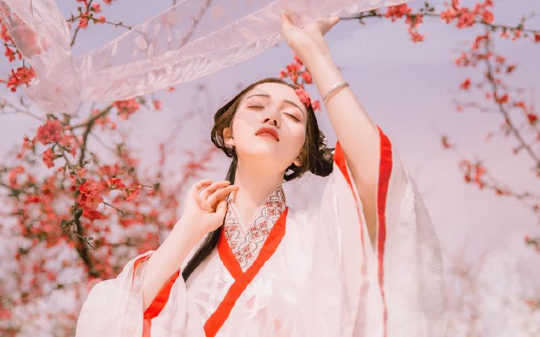 我为心爱之人甘愿瞎掉双眼、接受天罚，却只换来他冷声一句，“滚远点，不完整的女人，都脏透了~”
