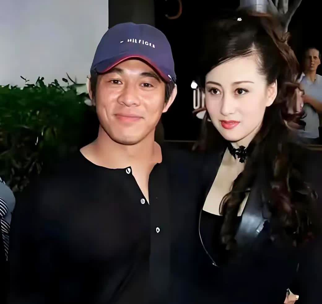 年轻时期的李连杰与妻子利智的合影老照片，两人是因戏结缘，但是李连杰当时是已婚，虽