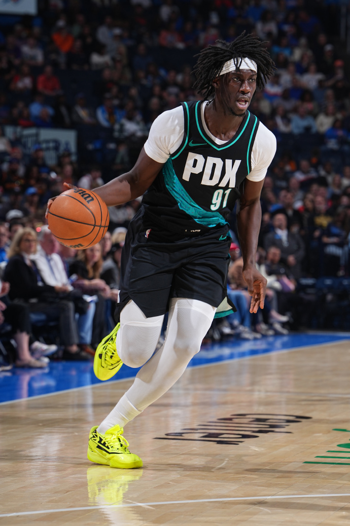 杨瀚森替补11分钟，投篮6中2，罚球2中2，正负值+11——数据看着一般，但场上