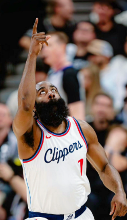 都说哈登防守烂，看看人家隔壁湖人，小李和东契奇防守比哈登还烂，人家一样赢球，还是