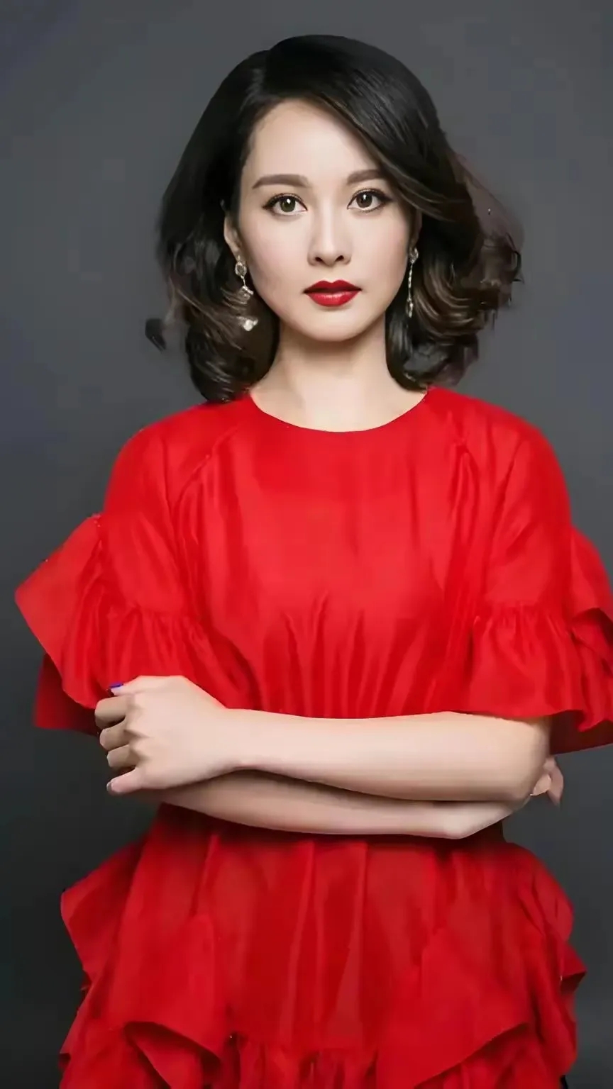 韩佳1986年生于河南新乡，毕业于河南大学新闻与传播学院。她形象甜美、言语幽默，