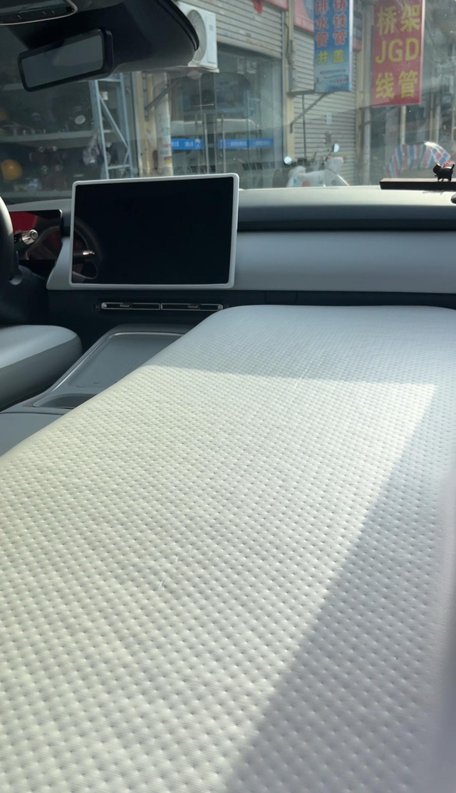 小鹏P7+移动大床分享
小鹏P7加前排变成我的移动大床房体验，买小鹏P7+就是看