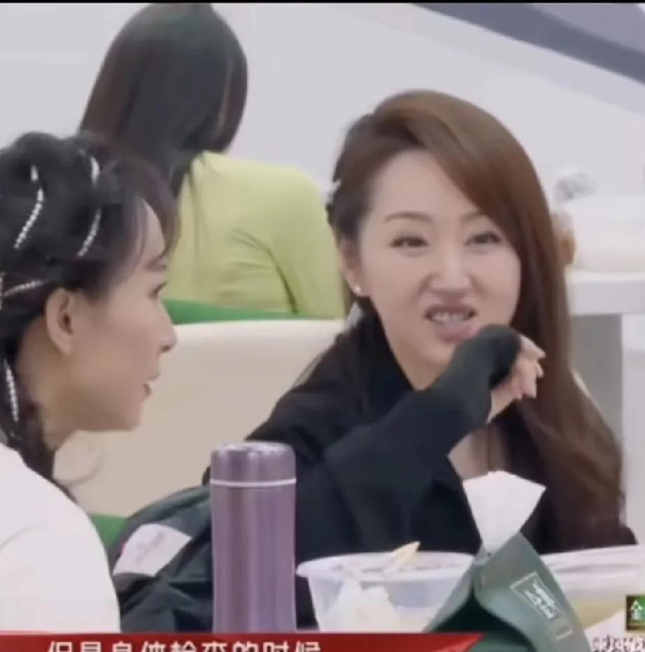 比起杨钰莹的矫情，还是那英的真性情惹人爱！
        一帮女明星做综艺节目