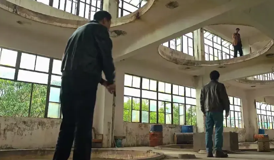 《狂飙》中，高启强与徐江对垒，是用命在搏。

幸好，徐江中弹，不然死的就是高启强