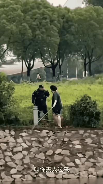 江苏南京，一大学生在学校池塘钓鱼，保安发现后上前阻拦，不料学生掉进了湖里，学生拼