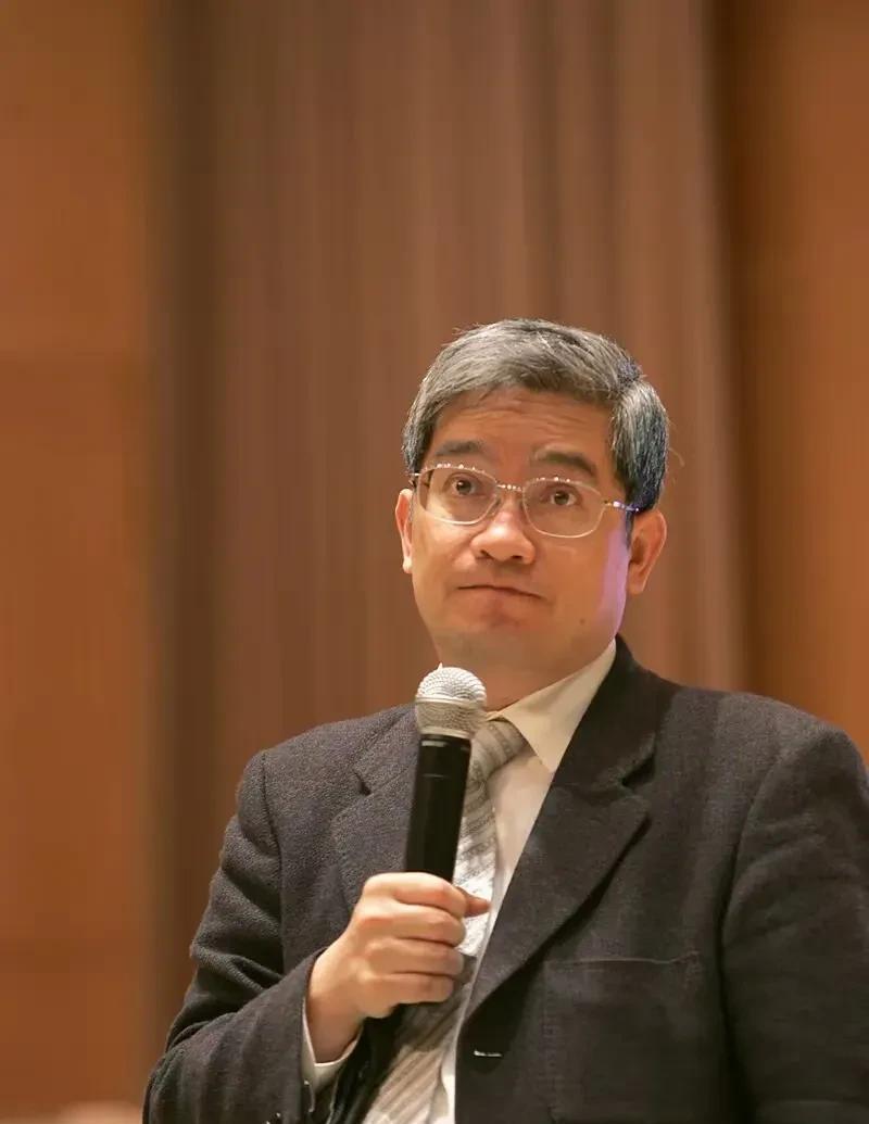 一次，主持人问郎咸平:“男人该不该把钱交给老婆管？”郎咸平说:“工薪阶层之下，可