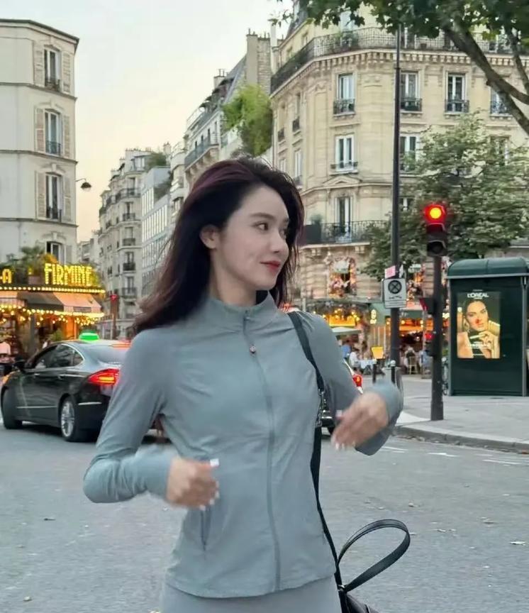 王楚钦美娜的事炒的沸沸扬扬，
周雨来直播，
有球迷跑过去问，
人家周雨并非当事人